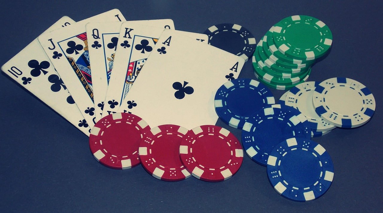 Bermain permainan slot Sawi77 di smartphone dengan tampilan mobile responsif dan aman